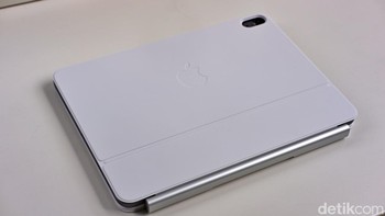 Magic Keyboard dari Apple dikenal dengan desain premium dan fungsionalitas tinggi, yang juga tercermin pada material bagian luarnya. Untuk Magic Keyboard versi terbaru yang dirancang untuk iPad Pro dan iPad Air, bagian luarnya menggunakan kombinasi material berkualitas tinggi untuk memastikan daya tahan dan estetika. Foto: Adi Fida Rahman/detikINET