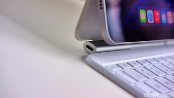 Bagian luar Magic Keyboard untuk iPad Air M3 dilengkapi dengan port USB-C yang mendukung pengisian daya pass-through. Port ini memungkinkan pengguna mengisi daya iPad tanpa menghalangi port pada perangkat, memberikan kenyamanan dan fleksibilitas saat bekerja. Foto: Adi Fida Rahman/detikINET