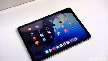 layar Liquid Retina 8,3 inci menghadirkan resolusi tajam 2266 x 1488 piksel dengan kerapatan 326 ppi, memberikan visual yang jernih dan detail. Teknologi True Tone menyesuaikan warna layar dengan pencahayaan sekitar, memastikan kenyamanan mata di berbagai kondisi. Dukungan warna luas P3 menghasilkan warna yang lebih hidup dan akurat, ideal untuk menonton, menggambar, atau membaca. Lapisan antireflektif dan kecerahan hingga 500 nit meminimalkan pantulan, membuatnya nyaman digunakan di luar ruangan. Selain itu, kompatibilitas dengan Apple Pencil Pro meningkatkan presisi untuk tugas kreatif, menjadikan layar ini unggul untuk portabilitas dan performa visual. .Foto: Adi Fida Rahman/detikINET