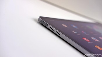iPad Air M3, yang dirilis Apple pada Maret 2025, menghadirkan fitur Touch ID yang terintegrasi pada tombol daya di sisi perangkat. Berbeda dengan Face ID yang digunakan pada iPad Pro, Touch ID pada iPad Air M3 menawarkan cara cepat dan aman untuk membuka kunci perangkat, mengesahkan pembelian di App Store, iTunes, atau Apple Pay, serta masuk ke aplikasi pihak ketiga. Sensor sidik jari ini memanfaatkan teknologi kapasitif dengan resolusi 500 ppi, memastikan akurasi tinggi dalam mendeteksi sidik jari pengguna. Fitur Touch ID pada iPad Air M3 dirancang untuk kenyamanan tanpa mengorbankan keamanan. Data sidik jari disimpan secara lokal di Secure Enclave pada chip M3, bukan di server Apple atau iCloud, sehingga privasi pengguna terjaga. Pengguna dapat mendaftarkan hingga lima sidik jari, memungkinkan fleksibilitas untuk berbagai situasi. Foto: Adi Fida Rahman/detikINET