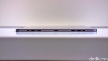 Dilengkapi port USB-C serbaguna yang meningkatkan pengalaman pengguna. Port USB-C ini mendukung pengisian daya cepat, transfer data, dan koneksi ke berbagai perangkat seperti penyimpanan eksternal, kamera, hingga layar eksternal. Dengan protokol DisplayPort, iPad Air M3 dapat terhubung ke layar beresolusi tinggi hingga 6K, ideal untuk menonton video, presentasi, atau pengalaman layar kedua. Dengan desain simetris dan reversibel, USB-C pada iPad Air M3 menawarkan kemudahan penggunaan, menjadikannya solusi konektivitas modern yang efisien dan fleksibel untuk berbagai kebutuhan. Foto: Adi Fida Rahman/detikINET