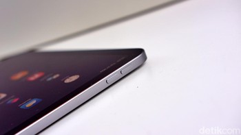 Apple iPad Air 2025 hadir dengan dapur pacu yang mengesankan berkat chip M3 terbaru. Chip ini menghadirkan performa hingga 20% lebih cepat dibandingkan iPad Air dengan chip M1, bahkan diklaim 2 kali lebih kencang dibandingkan model dengan chip A14 Bionic. M3 mengusung CPU 8-core (4 core performa dan 4 core efisiensi), GPU 9-core, dan Neural Engine 16-core, menjadikannya sangat andal untuk tugas berat seperti pengeditan video 4K, rendering grafis, hingga gaming dengan ray tracing yang dipercepat perangkat keras. Dukungan Apple Intelligence semakin meningkatkan kemampuan iPad Air M3, memungkinkan fitur AI seperti Alat Menulis, Image Playground, dan Genmoji untuk pengalaman kreatif yang lebih dinamis Foto: Adi Fida Rahman/detikINET