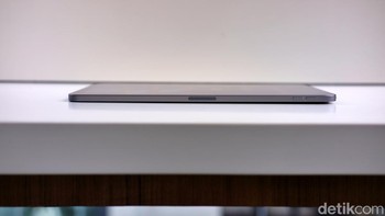 Ketebalan 6,1 mm menjadikan iPad Air M3 salah satu tablet paling tipis di kelasnya, memberikan kesan premium dan nyaman saat digenggam atau dibawa bepergian. Desain ringkas ini dipadukan dengan material aluminium daur ulang yang kokoh, menawarkan keseimbangan antara estetika dan ketahanan. Bobot yang lebih ringan dibandingkan generasi sebelumnya (2 gram lebih ringan dari iPad Air M2) membuatnya semakin praktis untuk penggunaan sehari-hari, baik untuk bekerja, belajar, maupun hiburan. Dengan iPad Air M3, Apple berhasil menghadirkan perangkat yang tidak hanya bertenaga dengan chip M3, tetapi juga mendukung mobilitas tinggi dengan desain yang ringan dan tipis. Foto: Adi Fida Rahman/detikINET