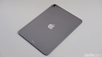 iPad Air M3 hadir dengan tampilan stylish yang memukau, mengusung desain ramping dengan bingkai aluminium premium yang kokoh sekaligus elegan. Pilihan warnanya menggoda: Blue yang segar seperti langit cerah, Purple yang anggun dengan sentuhan musim semi, Starlight yang minimalis nan hangat, serta yang di-unboxing berwarna Space Gray yang klasik dan serius. Setiap warna dirancang untuk memikat, memberikan kesan trendi sekaligus canggih, cocok untuk gaya hidup modern. Foto: Adi Fida Rahman/detikINET