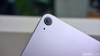 iPad Air M3 hadir dengan kamera belakang Wide 12 MP yang menawarkan performa luar biasa untuk kebutuhan fotografi dan videografi. Dengan aperture ƒ/1.8, kamera ini mampu menghasilkan foto jernih dan video 4K yang memukau, bahkan dalam kondisi pencahayaan rendah, berkat teknologi Smart HDR. Fitur ini memastikan warna lebih hidup, tekstur lebih tajam, dan detail yang kaya. Kamera belakang iPad Air M3 juga mendukung pemindaian dokumen dengan hasil optimal, memungkinkan pengguna untuk memindai dan mengisi dokumen langsung menggunakan Apple Pencil.  Foto: Adi Fida Rahman/detikINET