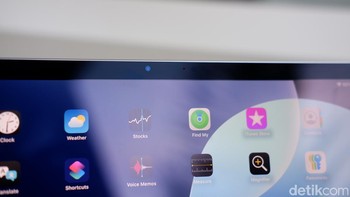 Kamera depan Ultra Wide 12 MP pada iPad Air M3 menghadirkan fitur kamera Center Stage yang revolusioner untuk pengalaman panggilan video yang lebih bai. Menggunakan teknologi pembelajaran mesin untuk menjaga subjek tetap berada di tengah bingkai, meskipun bergerak. Fitur ini sangat ideal untuk konferensi virtual, terutama saat menggunakan Magic Keyboard, karena kamera secara otomatis menyesuaikan sudut pandang untuk menangkap kamua dengan sempurna. Selain itu, kamera belakang Wide 12 MP mendukung perekaman video 4K dan foto dengan Smart HDR, memberikan hasil yang jernih dan tajam.  Foto: Adi Fida Rahman/detikINET
