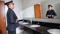 Kita memiliki jadwal dinas yang sudah disusun setiap bulan. Misalnya hari ini saya berdinas jam 9 pagi, maka pukul 07:45 saya sudah harus di kantor, karena ada beberapa tahapan yang harus saya lakukan setelah kita dinyatakan layak untuk berdinas, kata Iqbal dalam perbincangan dengan detiktravel pada Selasa (27/5/2025).