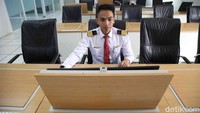 Tahapan pertama ada tahapan kita pengecekan kesehatan. Ada tensi, ada pengecekan alkohol, ada pengecekan saturasi oksigen dan ada pengecekan denyut nadi. Ketika pengecekan kesehatannya itu dinyatakan layak, kita lanjut untuk ke meja penyelia, ujar Iqbal.