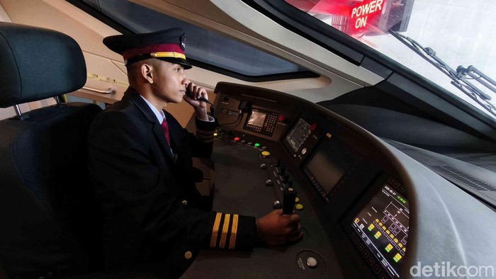 Iqbal Fikri Wibowo mempersiapkan diri sebelum melakukan perjalanan mengendarai kereta cepat di Stasiun Tegal Luar, Bandung, Jawa Barat, Selasa (27/5/2025).