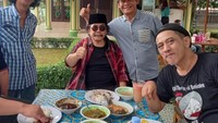 Momen kulinernya tersebut sering dibagikan melalui Instagramnya, seperti saat mampir ke Dapur Ngacir milik Mandra ini. Foto: Instagram @jajamiharja_ofc