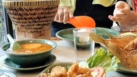 Pelantun ‘Cinta Sabun Mandi’ ini memang sangat menyukai masakan Betawi. Di restoran berbeda ia menikmati gurame goreng, sayur asem, dan udang goreng tepung. Foto: Instagram @jajamiharja_ofc