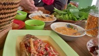 Ada juga momennya saat makan di Warung Betawi Bang Beeng. Tak hanya memesan menu pecak gurame, tapi juga menu sayur besan. Foto: Instagram @jajamiharja_ofc