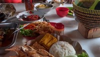 Momen menikmati pecak gurame juga terlihat saat Jaja Miharja mampir ke Rumah Makan Hj Kokom yang legendaris. Ia juga memesan sayur asem. Foto: Instagram @jajamiharja_ofc