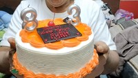 Ini adalah momen Jaja Miharja saat mendapat kejutan kue ulang tahun dari anak-anaknya yang berwarna oranye. Foto: Instagram @jajamiharja_ofc