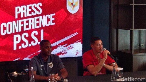 Jay Idzez (kanan) dalam sesi konferensi pers di Bali Beach Hotel, Denpasar, Minggu (1/6/2025).