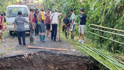 Jembatan penghubung banjar di Desa Penyaringan, Kecamatan Mendoyo, Kabupaten Jembrana, Bali, putus akibat diterjang banjir pada Sabtu (31/5/2025). (Foto: Istimewa)