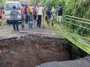 Jembatan Putus Diterjang Banjir di Jembrana, Puluhan Warga Mengungsi