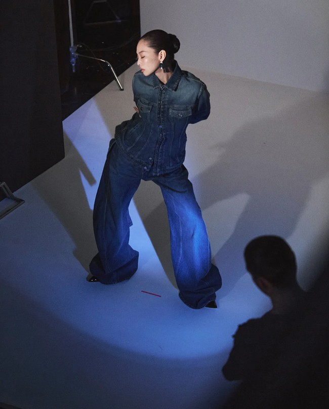 Terpilihnya Jennie BLACKPINK sebagai muse rumah mode Jean Paul Gaultier ditandai dengan penampilannya dalam kampanye ready-to-wear pre-collection Fall 2025. Awal tahun ini, Jennie pun diundang menghadiri Jean Paul Gaultier Haute Couture Spring/Summer 2025 show di Paris. Foto: dok. Jean Paul Gaultier