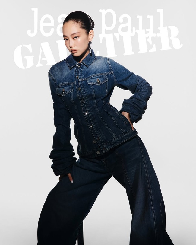 Laris manis, busana yang dikenakan Jennie BLACKPINK sontak menjadi incaran penggemar. Koleksi ‘blue denim jacket with oversized sleeves’ dan ‘blue denim strap jeans’ kini tersedia dalam ukuran terbatas. Foto: dok. Jean Paul Gaultier