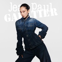 Laris manis, busana yang dikenakan Jennie BLACKPINK sontak menjadi incaran penggemar. Koleksi ‘blue denim jacket with oversized sleeves’ dan ‘blue denim strap jeans’ kini tersedia dalam ukuran terbatas. Foto: dok. Jean Paul Gaultier