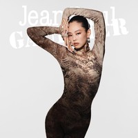 Setelah tampak dikenakan Jennie BLACKPINK, koleksi ‘medallion knit dress’ diserbu penggemar dan hanya menyisakan size XXS dan XL. Gaun bernuansa nude itu dibanderol seharga €550 atau Rp 10,1 juta. Foto: dok. Jean Paul Gaultier