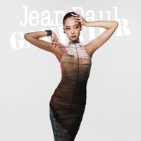 Jennie BLACKPINK menambah panjang deretan rumah mode dan brand fashion yang bekerja sama dengannya. Sebelum bergabung dalam keluarga Jean Paul Gaultier, pelantun ‘ExtraL’ itu identik sebagai global ambassador Chanel, Calvin Klein, Gentle Monster, Adidas, juga kerap berkolaborasi menjadi model Jacquemus. Foto: dok. Jean Paul Gaultier