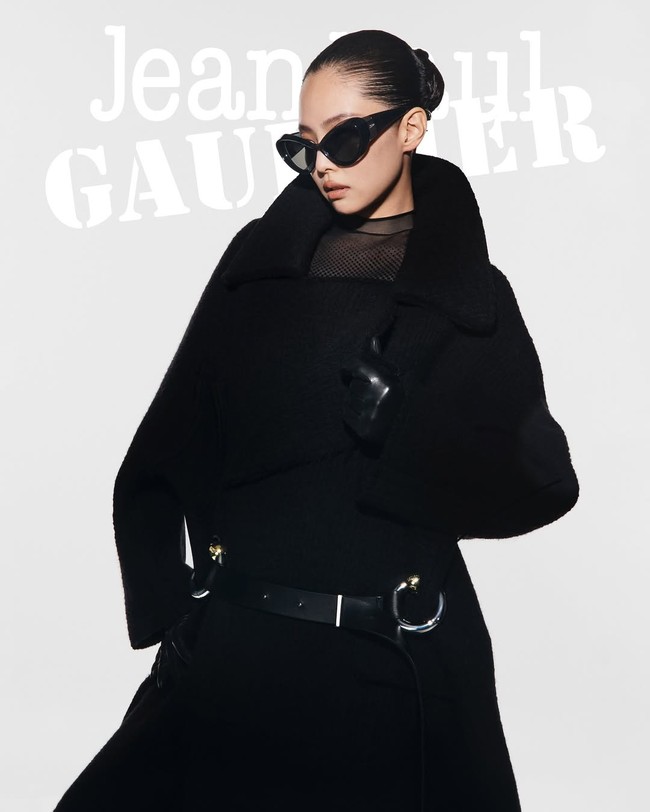Perwakilan Jean Paul Gaultier menobatkan Jennie BLACKPINK sebagai “ultimate showgirl” yang menguasai panggung visual dengan kehadirannya. Intip penampilannya memakai koleksi ‘the long coat gaultier coat’ seharga €2,590 (Rp 47,9 juta) lengkap dengan koleksi ‘the gray parisian cat sunglasses’ di harga €390 (Rp 7,2 juta). Foto: dok. Jean Paul Gaultier