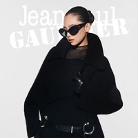 Perwakilan Jean Paul Gaultier menobatkan Jennie BLACKPINK sebagai “ultimate showgirl” yang menguasai panggung visual dengan kehadirannya. Intip penampilannya memakai koleksi ‘the long coat gaultier coat’ seharga €2,590 (Rp 47,9 juta) lengkap dengan koleksi ‘the gray parisian cat sunglasses’ di harga €390 (Rp 7,2 juta). Foto: dok. Jean Paul Gaultier