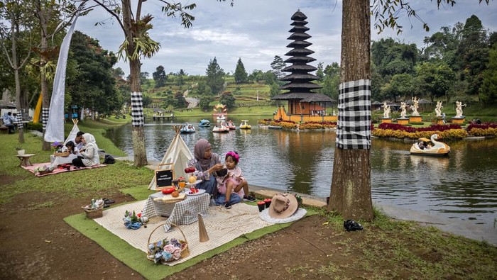Wisatawan menaiki perahu angsa saat berwisata di Taman Lembah Dewata, Lembang, Kabupaten Bandung Barat, Jawa Barat, Minggu (1/6/2025). Dinas Pariwisata dan Kebudayaan Kabupaten Bandung Barat mencatat jumlah kunjungan wisatawan ke objek wisata di daerah tersebut pada periode Januari-Mei 2025 mencapai 1.311.579 orang. ANTARA FOTO/Abdan Syakura/nym.