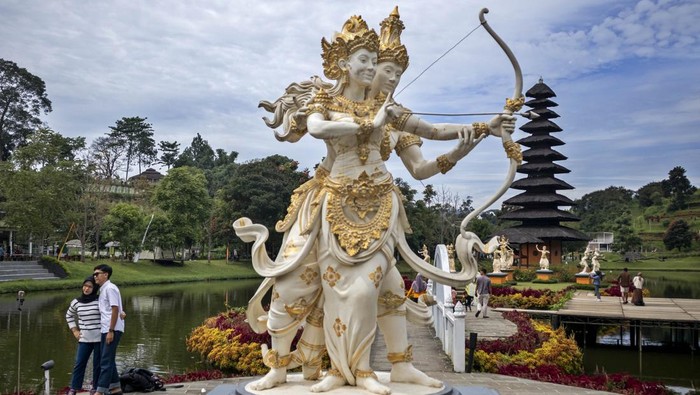 Jumlah kunjungan wisatawan di Kabupaten Bandung Barat Wisatawan menaiki perahu angsa saat berwisata di Taman Lembah Dewata, Lembang, Kabupaten Bandung Barat, Jawa Barat, Minggu (1/6/2025). Dinas Pariwisata dan Kebudayaan Kabupaten Bandung Barat mencatat jumlah kunjungan wisatawan ke objek wisata di daerah tersebut pada periode Januari-Mei 2025 mencapai 1.311.579 orang. ANTARA FOTO/Abdan Syakura/nym.
