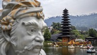 Wisatawan menaiki perahu angsa saat berwisata di Taman Lembah Dewata, Lembang, Kabupaten Bandung Barat, Jawa Barat. Foto: ANTARA FOTO/ABDAN SYAKURA