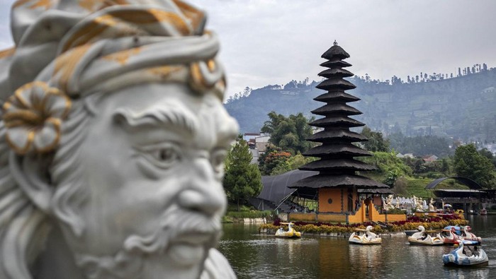 Wisatawan menaiki perahu angsa saat berwisata di Taman Lembah Dewata, Lembang, Kabupaten Bandung Barat, Jawa Barat, Minggu (1/6/2025). Dinas Pariwisata dan Kebudayaan Kabupaten Bandung Barat mencatat jumlah kunjungan wisatawan ke objek wisata di daerah tersebut pada periode Januari-Mei 2025 mencapai 1.311.579 orang. ANTARA FOTO/Abdan Syakura/nym.