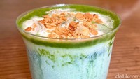 Mau minuman matcha creamy? Kamu bisa coba Arashiyama Chiizu Matcha (Rp 70 ribu). Basisnya minuman ini dibuat dengan matcha latte, cream cheese, sejumput garam, dan remahan gurih. Foto: Andi Annisa DR/detikfood