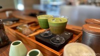 Double matcha dan Majicha, menu matcha unik yang bisa dicoba di Natsuka. Untuk Majicha merupakan gabungan matcha dan hojicha. Foto: Andi Annisa DR/detikfood