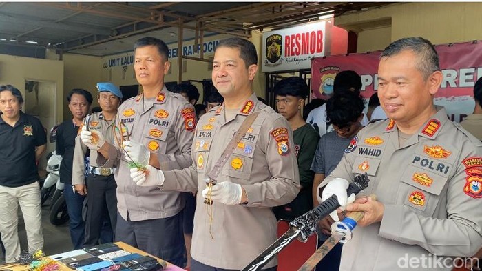 Kapolrestabes Makassar Kombes Arya Perdana saat rilis kasus penyerangan geng motor ke remaja masjid.