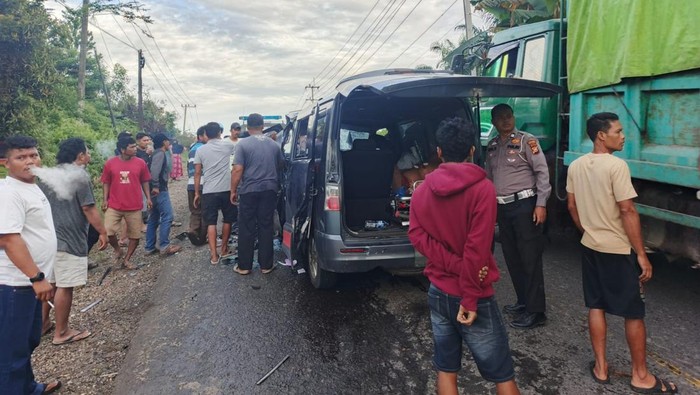 Kecelakaan maut melibatkan Toyota Land Cruiser vs ambulans di Jalan Lintas Timur, Pelalawan, Riau, pada Minggu (1/6/2025) pagi. Dua orang tewas dalam insiden ini.
