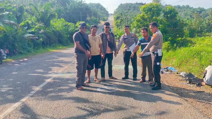 Kecelakaan maut melibatkan Toyota Land Cruiser vs ambulans di Jalan Lintas Timur, Pelalawan, Riau, pada Minggu (1/6/2025) pagi. Dua orang tewas dalam insiden ini.