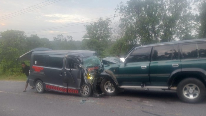 Kecelakaan maut melibatkan Toyota Land Cruiser vs ambulans di Jalan Lintas Timur, Pelalawan, Riau, pada Minggu (1/6/2025) pagi. Dua orang tewas dalam insiden ini.