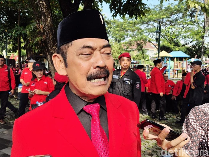 Ketua DPC PDIP Solo, FX Hadi Rudyatmo ditemui di Taman Banjarsari Solo, Minggu (1/6/2025).