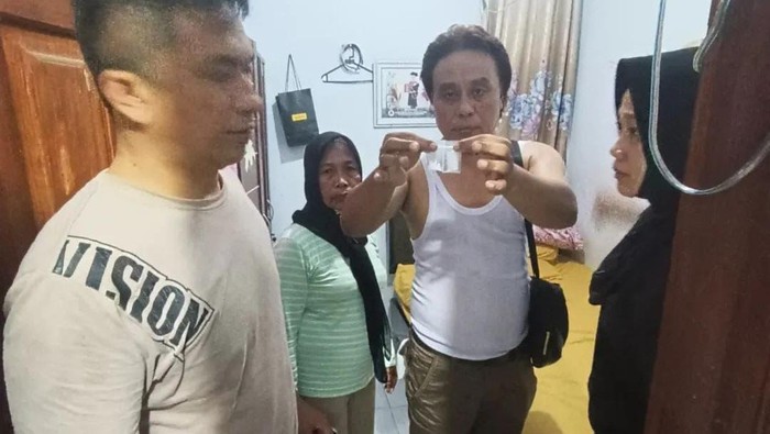 Ketua YLKI Gorontalo berinisial HP memegang satu saset diduga narkoba jenis sabu.