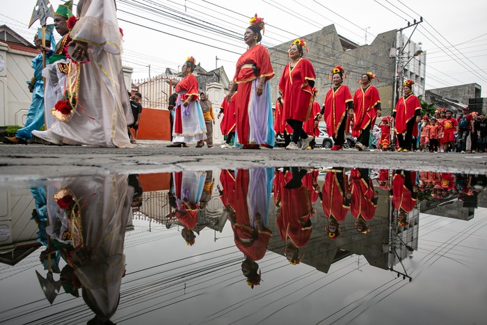 Warga membawa patung busa pesilat karya fiksi Kho Ping Hoo mengikuti Kirab Bhinneka di Kampung Gandekan, Solo, Jawa Tengah, Minggu (1/6/2025). Kirab yang digelar dalam rangka memperingati Hari Lahir Pancasila tersebut mengangkat tema Tribute to Kho Ping Hoo untuk mengenalkan sosok penulis karya fiksi Tionghoa Asmaraman Sukowati atau Kho Ping Hoo sebagai sejarawan yang membawa pesan persatuan dan keberagaman. ANTARA FOTO/Mohammad Ayudha/rwa.