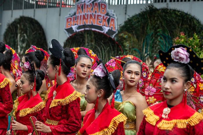 Kirab Bhinneka Solo Warga membawa patung busa pesilat karya fiksi Kho Ping Hoo mengikuti Kirab Bhinneka di Kampung Gandekan, Solo, Jawa Tengah, Minggu (1/6/2025). Kirab yang digelar dalam rangka memperingati Hari Lahir Pancasila tersebut mengangkat tema Tribute to Kho Ping Hoo untuk mengenalkan sosok penulis karya fiksi Tionghoa Asmaraman Sukowati atau Kho Ping Hoo sebagai sejarawan yang membawa pesan persatuan dan keberagaman. ANTARA FOTO/Mohammad Ayudha/rwa.