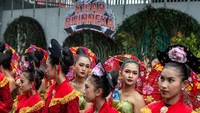 Warga mengikuti Kirab Bhinneka di Kampung Gandekan, Solo, Jawa Tengah, Minggu (1/6/2025). Foto: ANTARA FOTO /MOHAMMAD AYUDHA