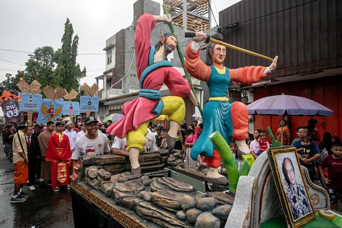 Kirab Bhinneka Solo Warga membawa patung busa pesilat karya fiksi Kho Ping Hoo mengikuti Kirab Bhinneka di Kampung Gandekan, Solo, Jawa Tengah, Minggu (1/6/2025). Kirab yang digelar dalam rangka memperingati Hari Lahir Pancasila tersebut mengangkat tema Tribute to Kho Ping Hoo untuk mengenalkan sosok penulis karya fiksi Tionghoa Asmaraman Sukowati atau Kho Ping Hoo sebagai sejarawan yang membawa pesan persatuan dan keberagaman. ANTARA FOTO/Mohammad Ayudha/rwa.