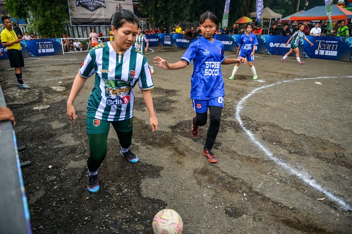 Peserta mengikuti lomba Street Soccer dalam kompetisi olahraga masyarakat di Monumen Perjuangan, Bandung, Jawa Barat, Minggu (1/6/2025). Komite Olahraga Rekreasi Masyarakat Indonesia (KORMI) Jawa Barat bekerja sama dengan FC Mobile menggelar kompetisi olahraga masyarakat yang diikuti oleh peserta dari berbagai kota di Jawa Barat dengan lima cabang olahraga untuk menciptakan ruang inklusif bagi komunitas, pegiat olahraga, hingga pelestari budaya untuk berinteraksi dan bersinergi. ANTARA FOTO/Raisan Al Farisi/nym.