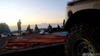 Sesampainya di lokasi, para wisatawan dimanjakan dengan keindahan sunset yang memukau