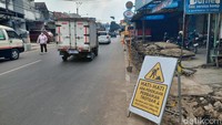 Sejumlah drainase dan trotoar di Lembang mulai dibongkar mengatasi banjir yang kerap menerjang