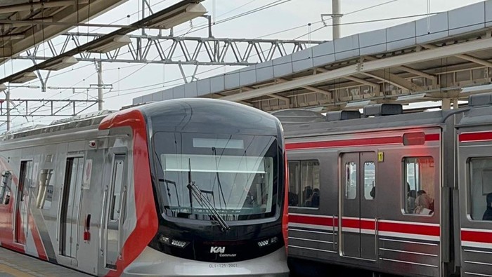 PT KAI Commuter (KCI) pagi ini mulai mengoperasikan kereta rel listrik (KRL) Commuter Line baru. Setidaknya ada sekitar 3 unit baru yang mulai dioperasikan sejak pagi ini, Minggu (1/6/2025).