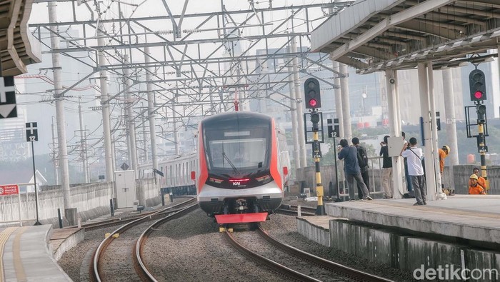 PT KAI Commuter (KCI) pagi ini mulai mengoperasikan kereta rel listrik (KRL) Commuter Line baru. Setidaknya ada sekitar 3 unit baru yang mulai dioperasikan sejak pagi ini, Minggu (1/6/2025).