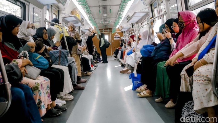 PT KAI Commuter (KCI) pagi ini mulai mengoperasikan kereta rel listrik (KRL) Commuter Line baru. Setidaknya ada sekitar 3 unit baru yang mulai dioperasikan sejak pagi ini, Minggu (1/6/2025).